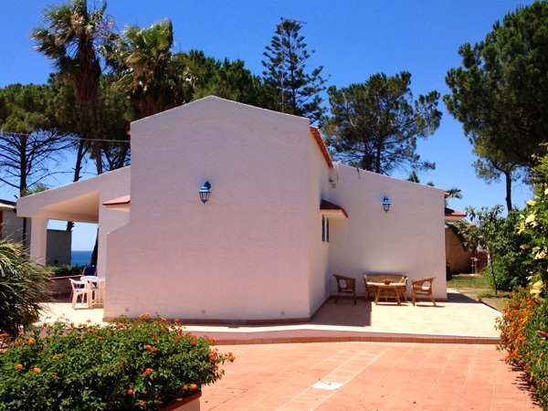 Villa-mediterranea-rückseitige-terrasse