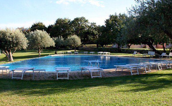 Masseria-degli-ulivi-pool-oliven